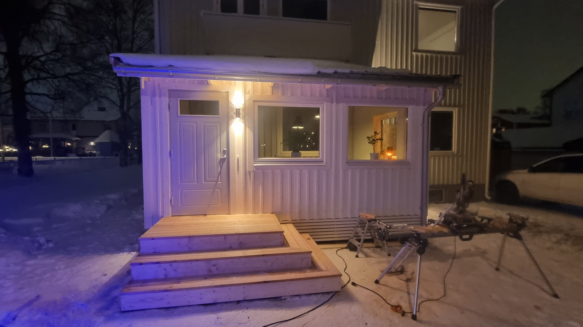 Ny entré med trappa i kärnfura